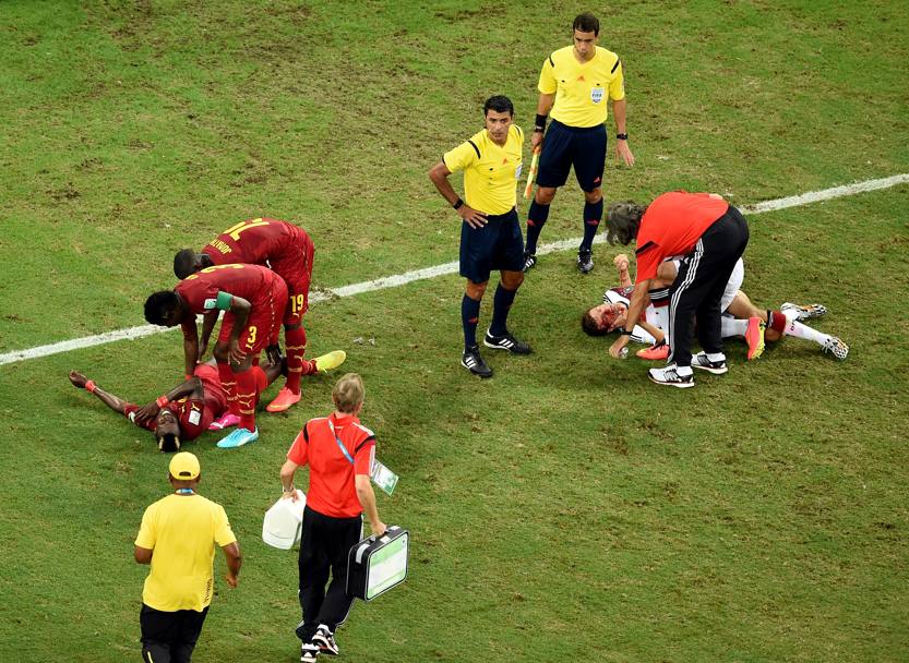 Thomas Müller a terra con il sangue che fuoriesce dalla testa. A pochi metri da lui John Boye: i due si sono scontrati proprio nell&#39;ultima azione della partita. Getty